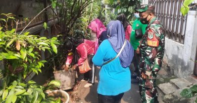 Perkuat Kebersamaan Warga, Babinsa Koramil 05 TA Komsos di Kampung Pancasila Wilayah Binaan