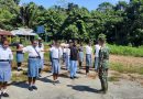 Sambut Hari Kemerdekaan, Satgas Yonif 126/KC Latihkan Formasi Upacara Bendera Kepada Siswa-Siswi Di Perbatasan