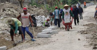 Semangat Warga Desa Gunungsari Bantu Satgas TMMD Ke 114 Kodim Ngawi