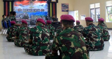 Bulan Trisila TNI AL Komandan Yonranratfib 2 Marinir Berikan Jam Komandan