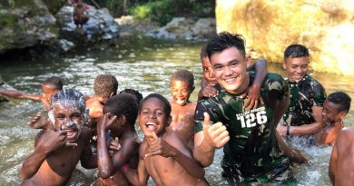 Cerianya Anak-Anak Papua Saat Personel Satgas Yonif 126/KC Ajak Anak-Anak Bermain Di Sungai