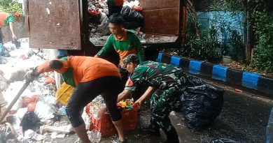 Babinsa Koramil 01/Menteng Membantu Anggota PPSU Bersihkan Sampah