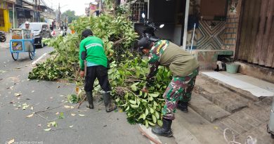 Tingkatkan Semangat Gotong Royong Babinsa Koramil 07/Kemayoran Laksanakan Pembersihan Lingkungan