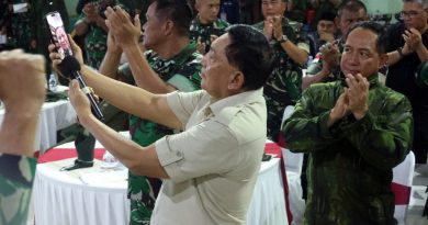 Panglima TNI Jenderal  Agus Subiyanto bersama Menhan RI Rayakan Malam Pergantian Tahun Bersama Ribuan Prajurit di Papua