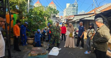 Babinsa Koramil 03/Senen Bersama Tiga Pilar Laksanakan Kerja Bakti Grebek Lumpur