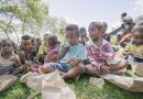 Jumat Berkah, Satgas Yonif 715/Mtl Ajak Masyarakat Kp.Tinolok Makan Bersama