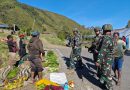 Semangat Bangkitkan Perekonomian Puncak Jaya, Satgas Yonif 715/Mtl Berkeliling Borong Hasil Bumi Masyarakat