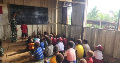 Sekolah Rusak Tak Jadi Halangan, Satgas Yonif 126/KC Pos Inggembit Ajar Anak-Anak Calistung di Perbatasan Papua