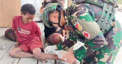 Bentuk Nyata Kepedulian, Satgas Yonif 715/Mtl Berikan Pelayanan Kesehatan Dengan Cinta