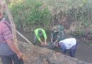 Babinsa Kodim Ponorogo Kerja Bakti Bersihkan Parit Bersama Warga