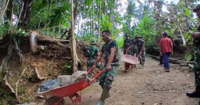 Satgas TMMD dan Warga Wonorejo Semangat Kerjakan Rabat Jalan