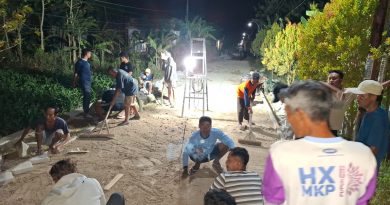 Tak Peduli Malam, Pembangunan Paving Jalan Poros Desa Bulu Lor Terus Dikebut