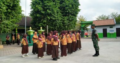 Babinsa Latih PBB Siswa SD, Tanamkan Disiplin Sejak Dini