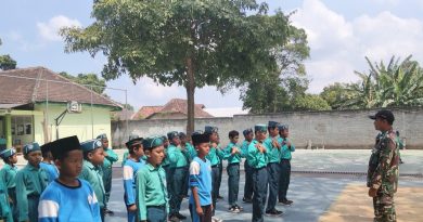 Anggota Koramil Ngunut Latih PBB Siswa MI Modern Mutiara Iman, Tanamkan Disiplin dan Jiwa Kebangsaan