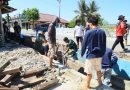 Bahu Membahu Demi Desa Sehat, Satgas TMMD Bersama Warga Bersihkan Saluran Air