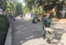TNI dan Warga Gotong Royong Aspal Jalan di Desa Pogalan