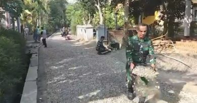 TNI dan Warga Gotong Royong Aspal Jalan di Desa Pogalan