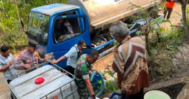 TNI-Polri dan Pemda Salurkan 6.000 Liter Air Bersih ke Warga Dongko