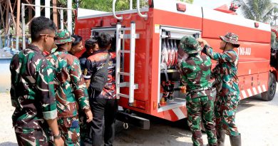 Perkuat Kesiapsiagaan Dalam Menangani Karhutla, Personel Lanud Sjamsudin Noor Asah Kemampuan Operasikan Kendaraan Pemadam Kebakaran