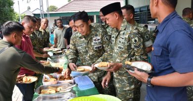 Anggota Kodim 0802/Ponorogo Makan Siang Bersama, Tersaji Suasana Kehangatan Kekeluargaan