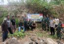 HUT ke-81 TNI, TNI-Polri dan Warga Bersihkan Sungai Tawing Trenggalek