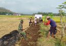 TNI-Polri dan Warga Gotong Royong Bersihkan Irigasi Persawahan