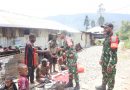 Babinsa 1714-01/Mulia Ulia Pererat Kemanunggalan TNI–Rakyat Melalui Anjangsana dan Bantuan Sembako di Kampung Kulon Enggame, Distrik Pagaleme