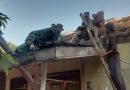 Bantu Warga Bongkar Rumah, Sarana Komsos Babinsa Ponorogo di Desa Binaan