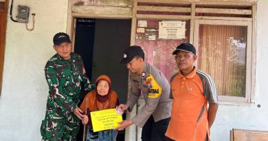 Door to Door, TNI-Polri Dampingi Penyaluran BLT di Sumberingin