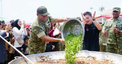 Wakil Panglima TNI Bagikan Sembako dan Tinjau Masak Kuali Merah Putih Bobon Santoso, Perkuat Kebersamaan TNI dan Rakyat