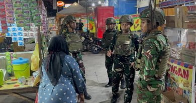Sentuhan Humanis Prajurit Yonif TP 810/BEM Melalui Patroli Keamanan di Doyo Baru