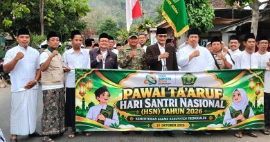 TNI-Polri Bersinergi Amankan Pawai Ta’aruf Hari Santri di Panggul