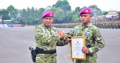 Pangkormar Apresiasi Aksi Heroik Prajurit Korps Marinir Selamatkan Anak Korban Kebakaran Kapal KMP Batumandi