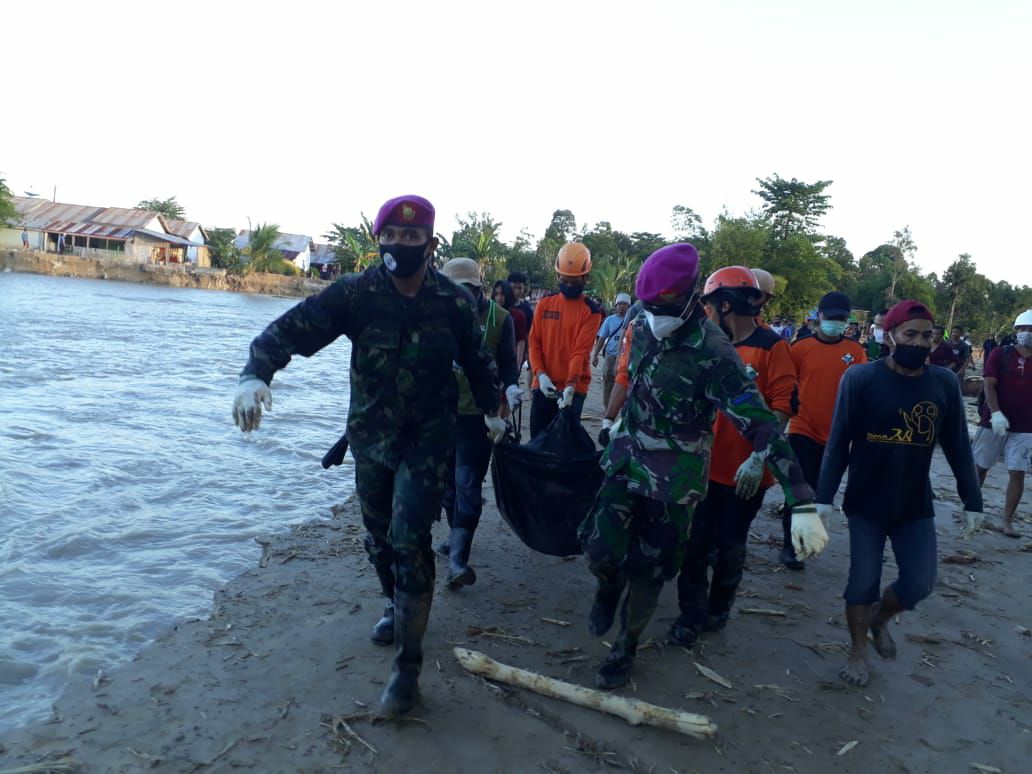 Prajurit Marinir Evakuasi Jenazah Korban Banjir Bandang Luwu Utara