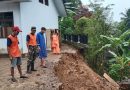 Tanggap Bencana, Babinsa Kertosono Monitoring Tembok Sekolah Ambruk Akibat Longsor