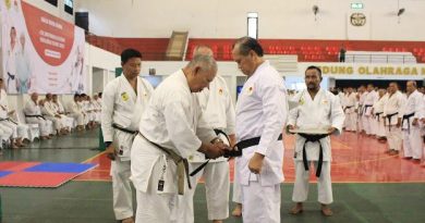 Letjen TNI Nyoman Cantiasa disematkan Dan Kehormatan Oleh PP INKAI saat latihan Para Master Karate Jepang