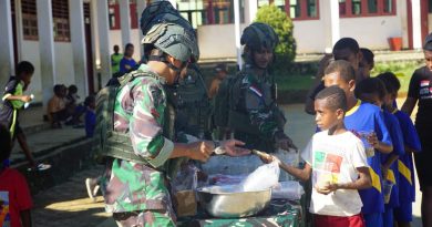 Satgas Yonif 133/YS Peduli Anak-Anak Papua Bagikan Roti dan Bubur Kacang