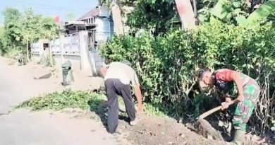 Babinsa Kodim 0802/Ponorogo Kerja Bakti Bersihkan Saluran Air Bersama Warga Desa Binaan