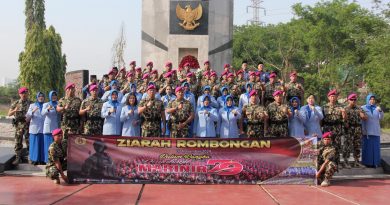 Prajurit Resimen Kavaleri 2 Marinir Ziarah Makam Pahlawan 10 November