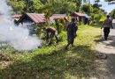 Babinsa Koramil 1710-03/Kuala Kencana Bersama Warga Bersihkan Tempat Pemakaman Umum