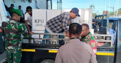 Pastikan Distribusi Logistik Pilkada Berjalan Lancar, Babinsa Jajaran Kodim 1710/Mimika Lakukan Pengawalan