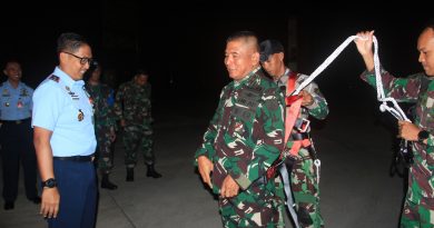 Danlanud Sultan Hasanuddin Bersama Pangdivif 3 Kostrad Tinjau Latihan Terjun Taktis Siswa Paradasar Brigif Para Raider 3/Tri Budi Sakti