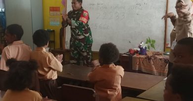 Peduli Pendidikan Anak, Babinsa Koramil 1710-02/Timika Bantu Mengajar Di Sekolah Dengan Metode Gasing