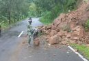 Gerak Cepat Babinsa Koramil 0801/04 Tegalombo Bantu Bersihkan Tanah Longsor