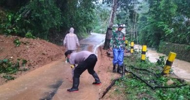 Kolaborasi TNI-Polri Atasi Tebing Longsor di Kecamatan Arjosari