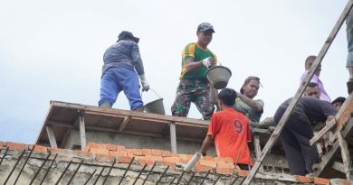 Kebersamaan Satgas Pamtas Yonarmed 11 Kostrad dan Warga Dalam Pembangunan Masjid di Perbatasan