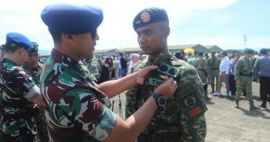 Kadisops Lanud Sultan Hasanuddin Sematkan Bravet Para Dasar Kepada Prajurit Brigif 3/Tri Budi Sakti Divisi Infanteri 3 Kostrad