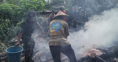 TNI-Polri dan Warga Bersatu Padamkan Kebakaran di Trenggalek