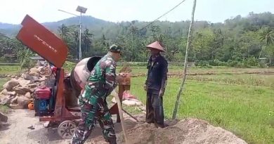 Kepedulian Babinsa Koramil 0801/02 Kebonagung Bantu Pembuatan Irigasi Sawah