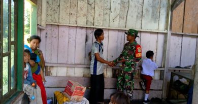 Peduli Warga Wilayah Binaan, Babinsa Koramil 1710-03/Kuala Kencana Bantu Rehab Rumah Warga Kurang Mampu